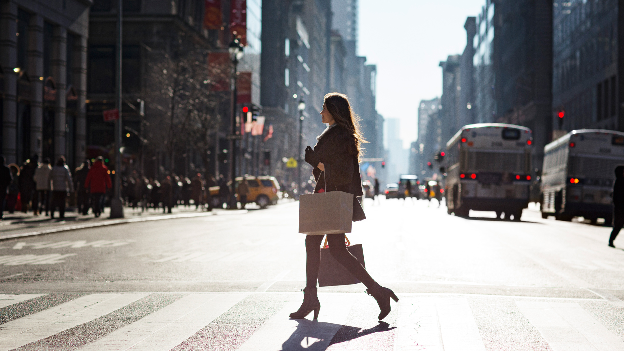 femme traversant un passage piéton